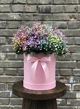 Цветочная композиция из Гипсофила и Розы в шляпной коробке в Горноправдинск