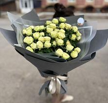 Букет Белые кустовые розы Солинеро в Горноправдинск