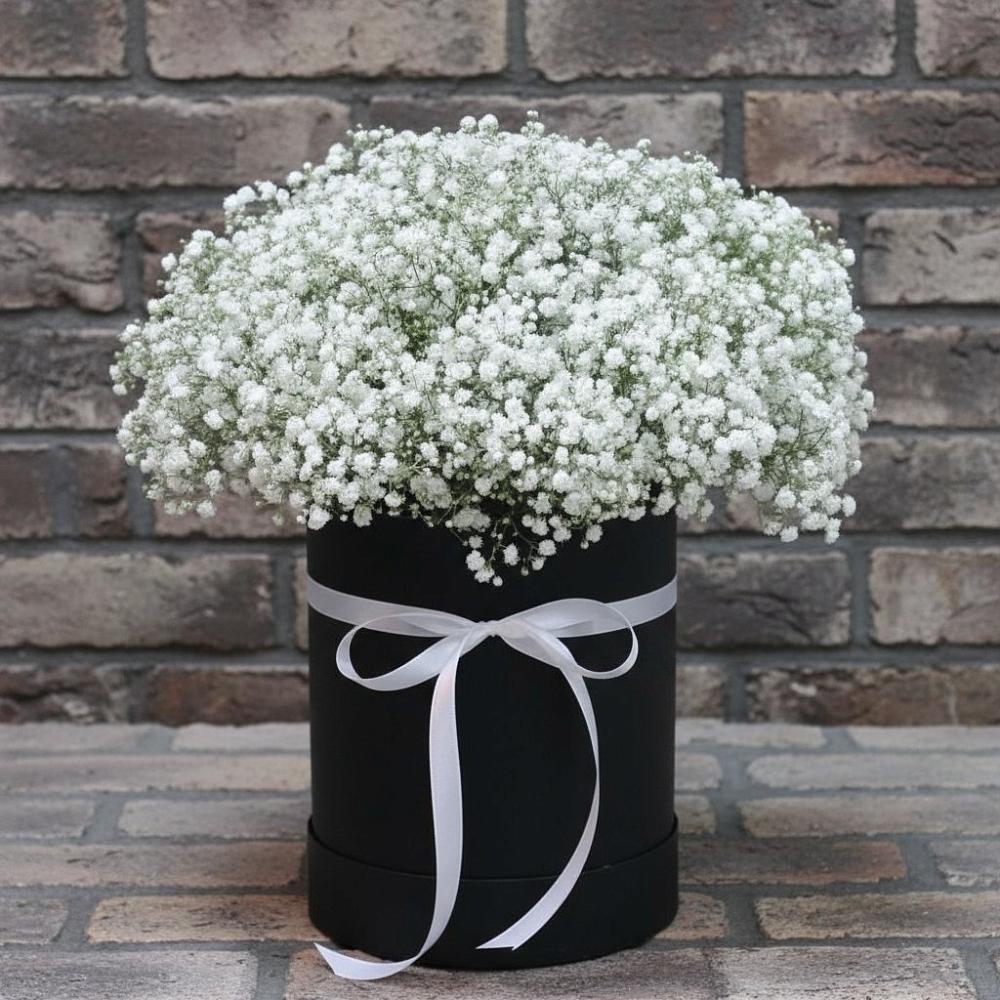 Цветочная композиция из Гипсофила в шляпной коробке в Горноправдинск