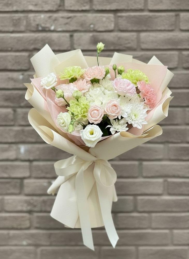 Букет цветов из: Гвоздики, Розы, Лизиантусы и Хризантемы в Горноправдинск