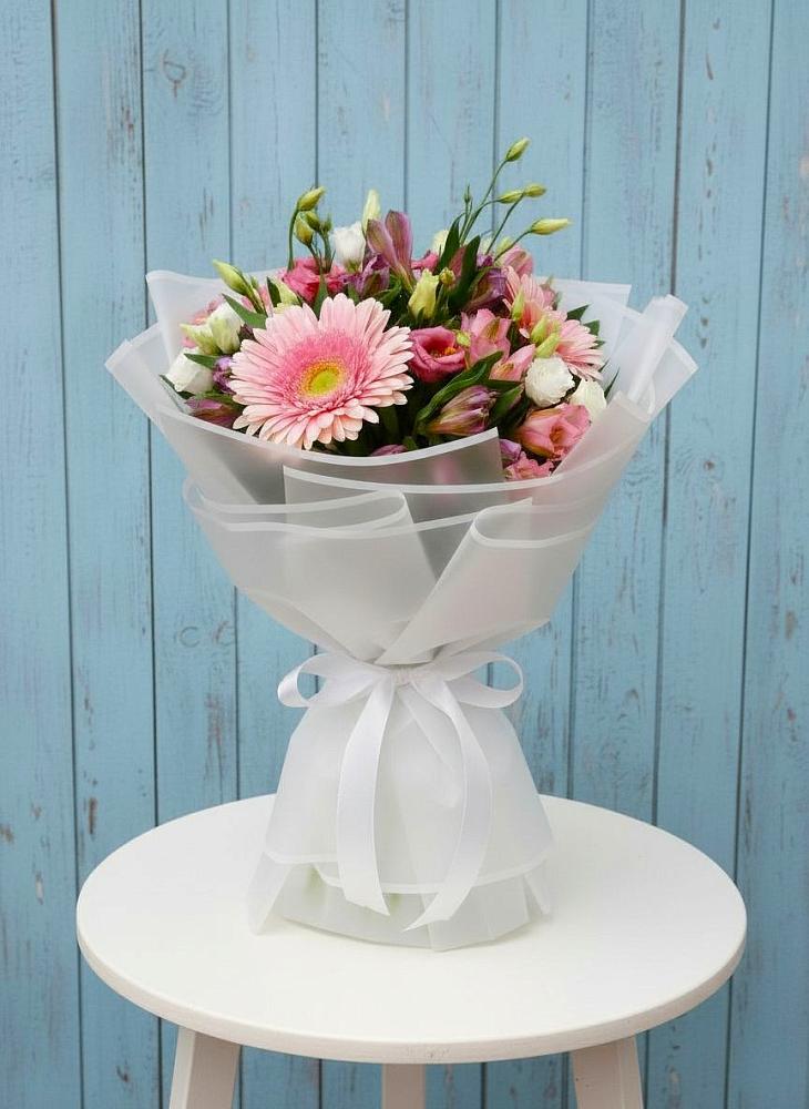 Букет цветов из: Герберы, Альстромерии и Лизиантусы в Горноправдинск