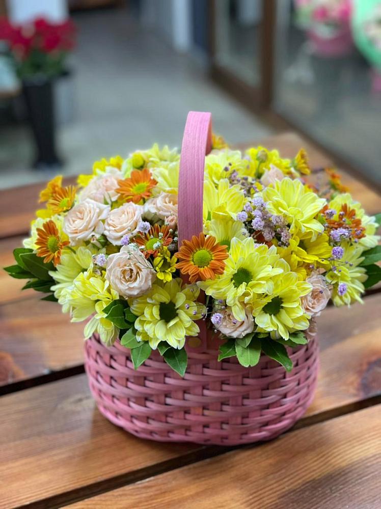 Цветочная композиция из Хризантемы и Розы в корзине в Горноправдинск