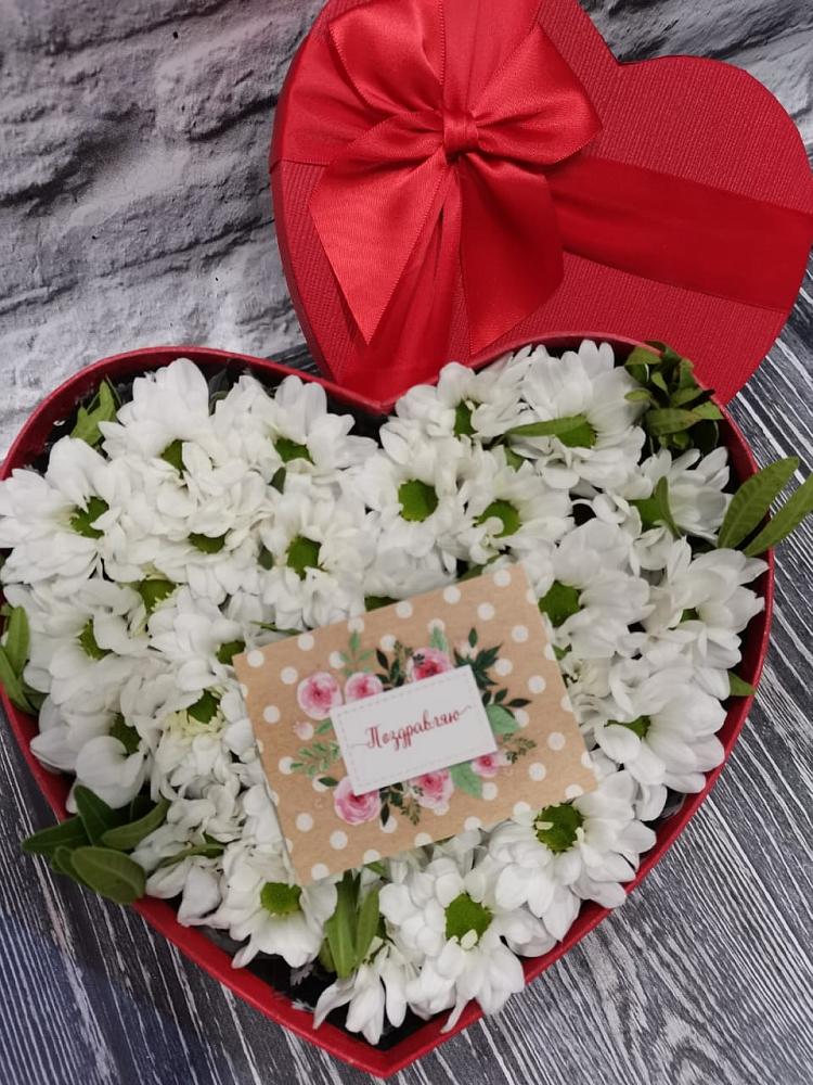 Цветочная композиция из Хризантемы в виде сердца в Горноправдинск