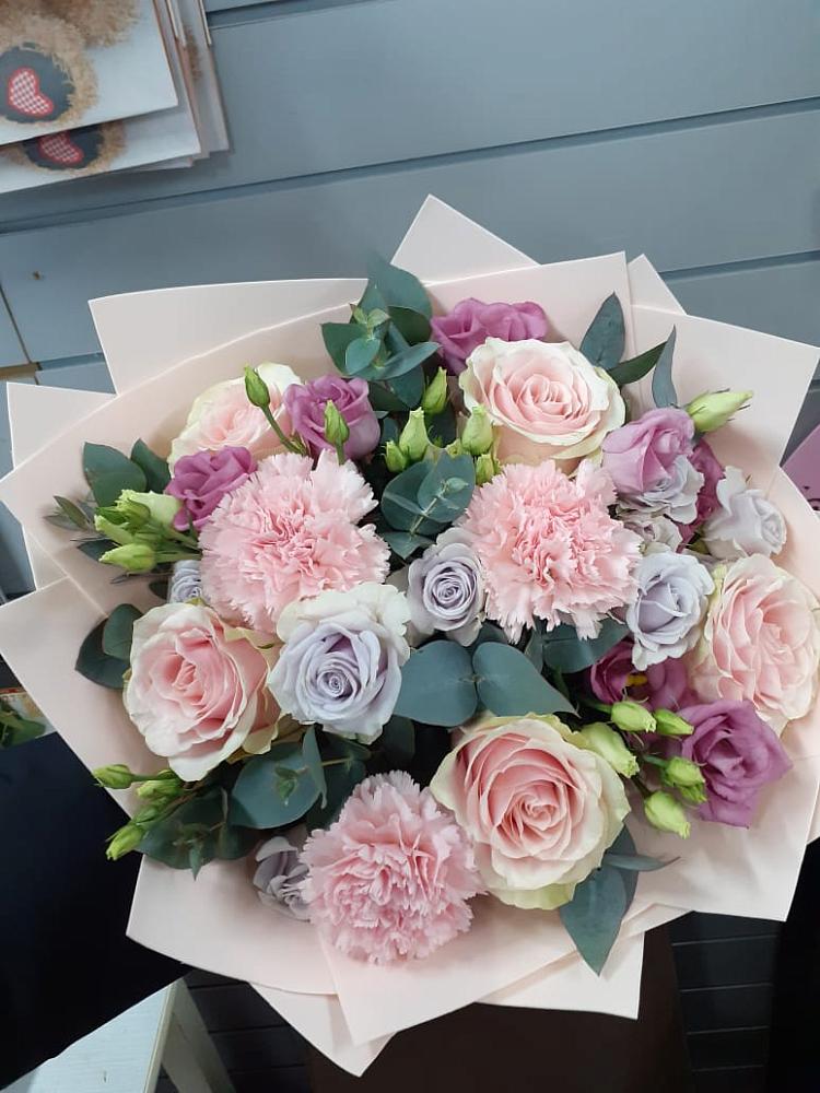 Букет цветов из: Розы, Гвоздики и Лизиантусы в Горноправдинск