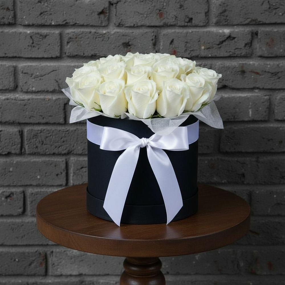 Цветочная композиция из Розы в шляпной коробке в Горноправдинск