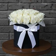 Цветочная композиция из Розы в шляпной коробке в Горноправдинск